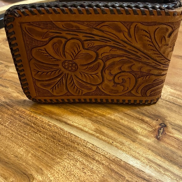Vintage hand tooled leather unisex bifold - Picture 2 of 13